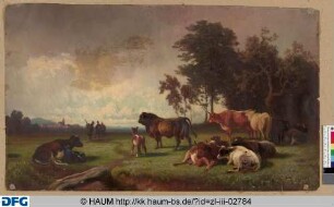 Rinderherde auf einer Weide mit Hirten im Hintergrund