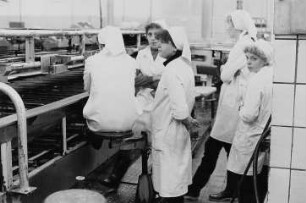 Arbeiterinnen im VEB Fischwerk