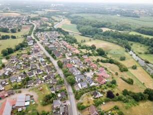 Hamberge: Luftbild Richtung Osten: mittig Ortskern und Bundesstraße 75 (Hamburger Straße), rechts Trave