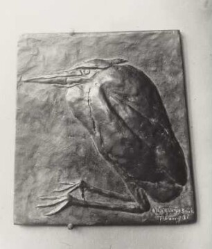 Plakette mit sitzendem Marabu