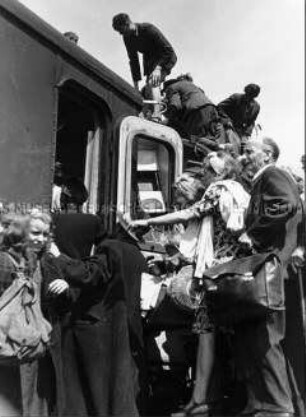 Flüchtlinge auf dem Bahnhof Lichterfelde-Süd