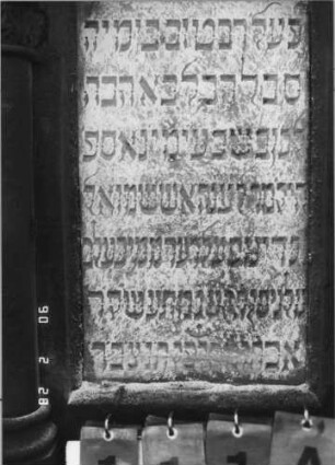 Grabstein 111 (Index: 100114795) Material: Sandstein und ? Zustand: beschädigt im Giebel, leicht verwittert Maße HxBxT: 150x64x28 cm Beschreibung: Ädikula, eingezogener Rundbogen mit Voluten und Akroter, Blatt im Giebel: Grabstein 111A