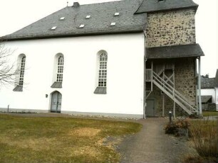 Kirche von Süden-im Kern Frühgotisch-Kirchturm mit Schießscharte im Mittelgeschoß-Langhaus einst wehrhaft-1697 überarbeitet und erhöht
