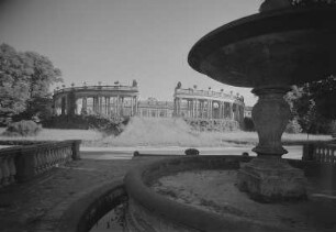 Potsdam. Schloss Sanssouci, Blick durch die Mittelöffnung der Kolonnade auf das Schloß