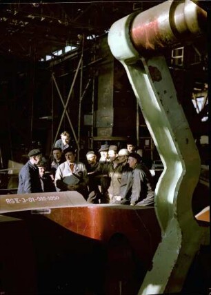 VEB Schwermaschinenbau Verlade- und Transportanlagen (VTA) Leipzig. Brigade bei Arbeitsberatung (?) : Leipzig. VEB Schwermaschinenbau Verlade- und Transportanlagen (VTA) Leipzig. Brigade bei Arbeitsberatung (?)