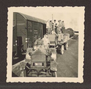 Metallsammlung, Verladung in Güterwaggons. Detmold, Bahnhof