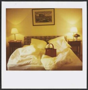 Barbara Siebecks Handtasche in einem Hotelzimmer
