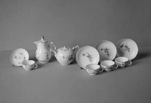 Vier Teetassen mit Untertassen, eine Kaffee- und eine Teekanne mit Blumendekor