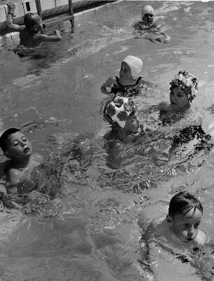 Hamburg-Eimsbüttel. Mütter lehren ihren Kindern im Schwimmbad Hohe Weide das Schwimmen