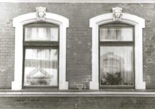 Markneukirchen, Lessingstraße 5. Wohnhaus (um 1890). Erdgeschoßfenster