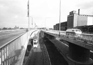 Ludwigshafen: Brückenrampe mit Straßenbahn