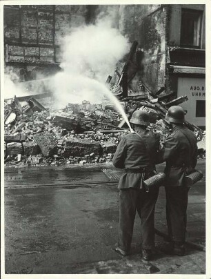 Soldaten beim Löschen des Brandes in einer Ruine