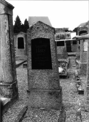 Grabstein 431 (Index: 99797495) Material: Granit, schwarze Glasplatte Zustand: leicht verwittert Maße HxBxT: 159x52x21 cm Beschreibung: Stele, giebelartiger Abschluß, Sockel: Grabstein 431