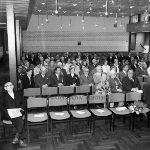 15-jähriges Jubiläum: Feierstunde: Hauptschule mit Realschulzug, Schützenstraße: Aula: Blick auf Stuhlreihen mit Gästen, 17. September 1972