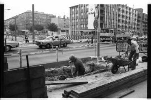 Kleinbildnegativ: Straßenarbeiten Potsdamer- Ecke Pallasstraße, 1982