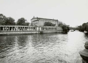 Berlin, Bodestraße 3. Alte Nationalgalerie (1866-1876; F. A. Stüler, J. H. Strack). Blick von der Burgstraße in Höhe Friedrichsbrücke über die Spree gegen die Kolonnaden