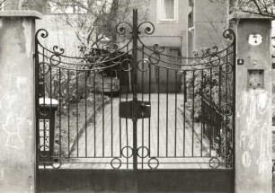 Dresden-Neustadt, Arndtstraße 7. Villa "Bianka" (um 1900). Tor der Einfriedung