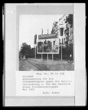 Potsdam, Sichtwerbung für die Volksbefragung gegen die Remilitarisierung und für den Abschluß eines Friedensvertrages