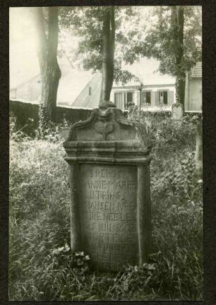 prot. Friedhof. Grabstein der Anne Marie Lutringshausen, + 1735. Vergleich 502