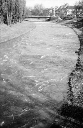 Freiburg: Hochwasser der Dreisam von der Kronenbrücke