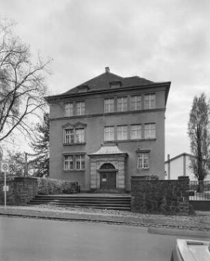 Wurzen. Ehemalige Öffentliche Höhere Handelslehranstalt (Grundschule der Diesterwegschule), Eduard-Schulze-Straße 3. Straßenansicht
