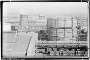 Blick von Bau Me 103 Dampfkesselhaus auf Me 24 Verwaltungsgebäude und Laboratorium, Me 77 Spenglerwerkstätte, Me 149 Kühlwerk, Me 505 Gasbehälter, Me 533