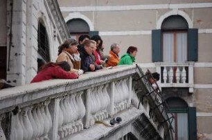 Venedig - Rialtobrücke : Touristen auf der Rialto-Brücke, aufgenommen in Venedig im Februar 2007