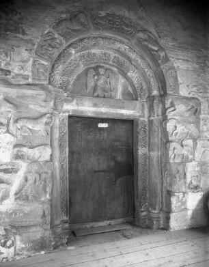Hauptportal, im Tympanon der Erzengel Gabriel