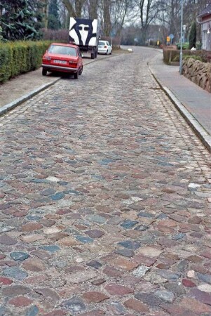 Kirchenweg: Kopfsteinpflaster