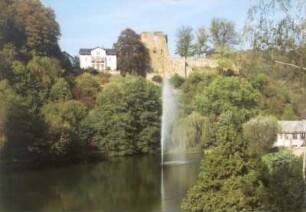 Schlossteich mit Fontäne gegen Burgruine