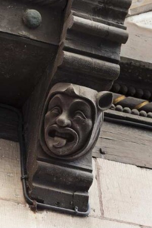 Holzkonsole mit Maske