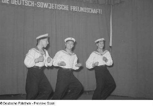 Tanzende, sowjetische Marinesoldaten einer Kulturveranstaltung der HO Industriewaren Leipzig-Stadt im Rahmen des Monats der Deutsch-Sowjetischen Freundschaft