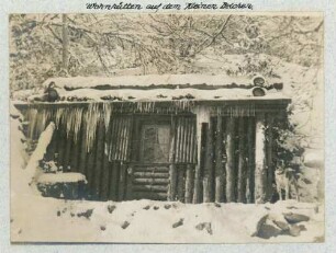Foto der verschneiten Wohnhütten auf dem "Kleinen Belchen"