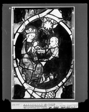 Mittleres Chorfenster mit Szenen aus dem Leben Jesu und Königs- und Prophetenreihe — Linke Fensterbahn mit Szenen aus Kindheit und Jugend Christi — Die Anbetung der heiligen drei Könige