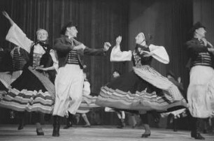 Darbietung der Tanzgruppe des Ensembles der NVA Erich Weinert (EWE) anlässlich des II. Deutschen Turn- und Sportfestes
