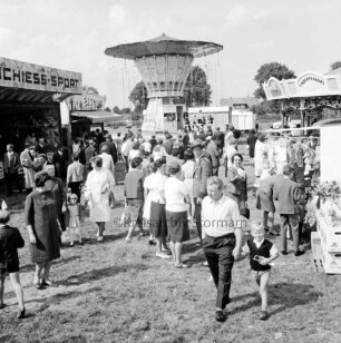 Volks- und Schützenfest: Schützenverein von Elmenhorst und Umgebung von 1962 e.V.: Festplatz mit Kettenkarussell, Buden und Besuchern