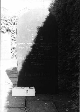 Grabstein 9 (Index: 100094151) Material: Granit Zustand: gut Maße HxBxT: 132x62x26 cm Beschreibung: Stele mit Rundbogen Symbolik: Schofar, Levitenkanne: Grabstein 9
