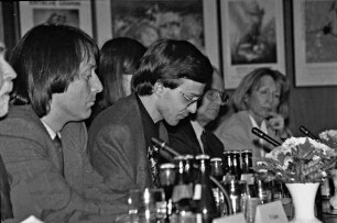 3. Stormarner Kulturforum: Podiumsdiskussion im Kreistagssitzungssaal am 22. Mai 1996: Podium, dahinter Plakate von Kunstausstellungen im Kreis Stormarn: Podium