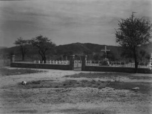 Friedhof : Ein Friedhof mit Mauer und Kreuz