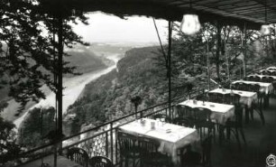 Lohmen. Bastei-Gaststätte. Überdachte Sonnenterrasse. Blick nach Westsüdwest zum Wartturm und Elbtal (abwärts)