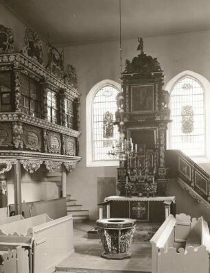 Kleinbautzen, Kirche, Inneres, Blick in den Chor mit Kanzelaltar, Taufe und Herrschaftsloge
