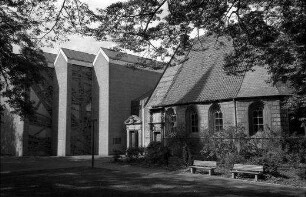 Jever: alte und moderne Kirche nebeneinander [Stadtkirche]