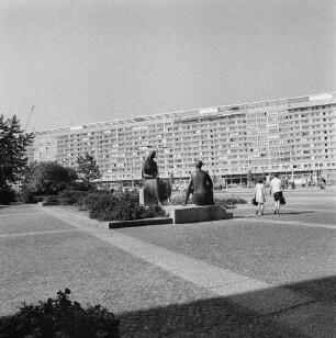 Dresden-Altstadt, Christianstraße (heute St. Petersburger Straße). Gruppenplastik "Studentische Jugend" (Bronze, überlebensgroß; 1963, W. Förster) vor einem Studentenwohnheim