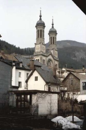 Todtnau: Kirchtürme hinter Giebeln
