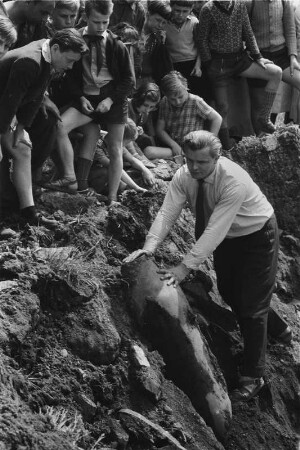 Konzert der "4 Brummers", Sammlung von Bombenfunden, Frauenporträts u. a., November 1965 - Februar 1966