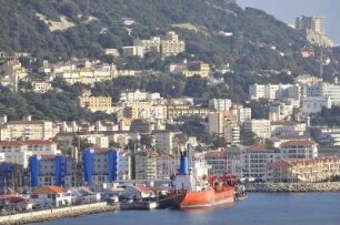 City von Gibraltar : Blick über den Europort auf die Häuser der City. Aufgenommen am 14. Oktober 2009 in Gibraltar