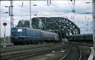 Köln Hbf. Hohenzollernbrücke Lok 110 109 Eilzug UIC-X-Wagen