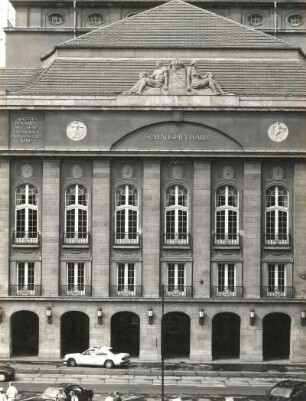 Dresden-Altstadt. Schauspielhaus (1912/1913; W. Lossow, M. H. Kühne, Umbau 1993-1995). Haupteingangsfront. Teilansicht mit Gesimsfiguren (G. Wrba) von Nordosten (vom Kronentor)