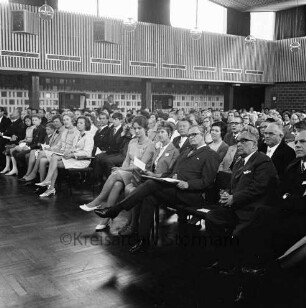 Verschwisterung mit Déville-lès-Rouen: Festakt in der Aula der Realschule: Gäste: darunter Kreispräsident Hubert Priemel, stellvertretender Kreispräsident Berhard Lehmann, französischer Generalkonsul in Hamburg Robert Picard, 25. Mai 1969