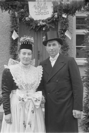 Sorbische katholische Hochzeit in Cölln. Das Brautpaar. : Serbski katolski kwas w Chelnje. Kwasny por.
